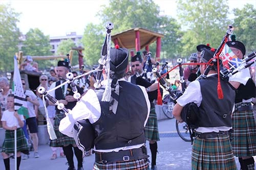 drapeau savoie avec cornemuse annecy